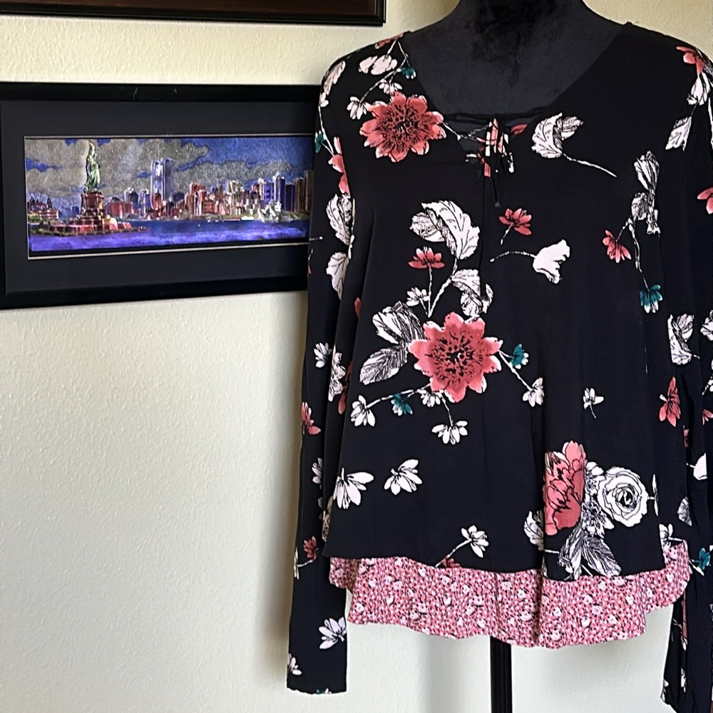 💖Love Fire black/rose floral long bell sleeve, high low hem